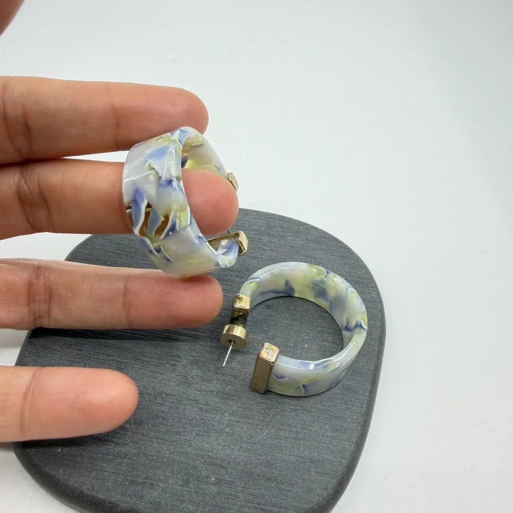 N/A earrings feature